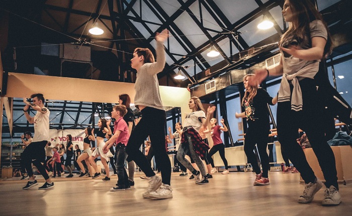 Как научиться танцевать хип-хоп: обучение базовым движениям и особенности танца
